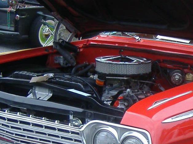 While I'm obsessed with monoblogue, the owner of this 1962 Chevy Impala takes great care to keep his motor looking nice like this.